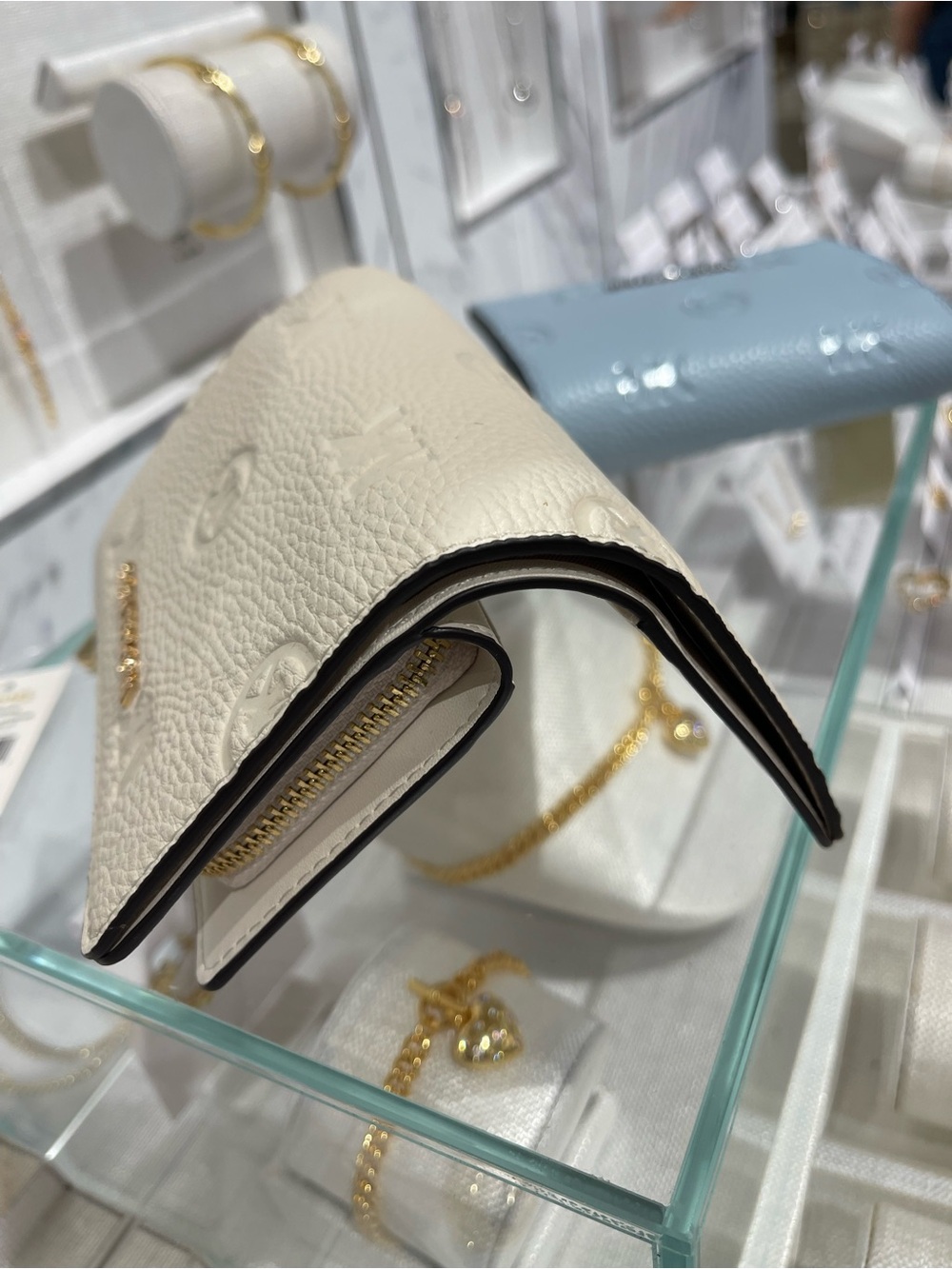 Michael Kors Jet Set Travel Med MK Logo Debossed Bifold Wallet
Light Cream
NWT - Picture 12 of 16